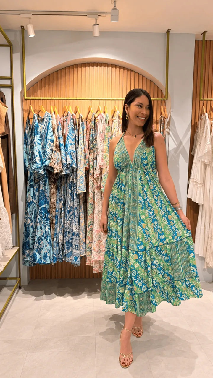 Modelo con vestido verde estampado en Koral Boutique